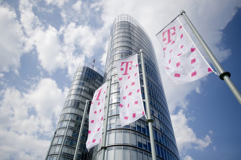 Ζημίες ανακοίνωσε για το δ’ τρίμηνο η Deutsche Telekom λόγω της απομείωσης του ποσοστού της στη βρετανική BT