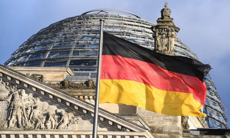 Reuters: Μικρές αυξήσεις των δημόσιων δαπανών έως το 2021 σχεδιάζει η Γερμανία
