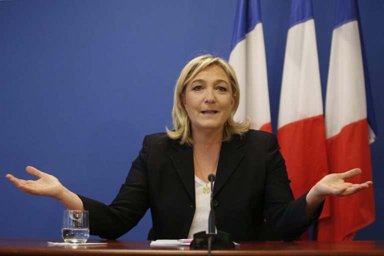 Μαρίν Λε Πεν: «Οι τράπεζες δεν θα εγκαταλείψουν τη Γαλλία εάν η χώρα αποχωρήσει από το ευρώ»