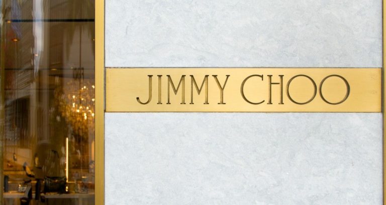Πιθανούς αγοραστές για τις δραστηριότητές της αναζητά η εταιρία υποδημάτων πολυτελείας Jimmy Choo