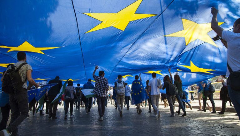 Δράσεις για την ενίσχυση του «κοινωνικού πυλώνα» προτείνει η ΕΕ στα μέλη της
