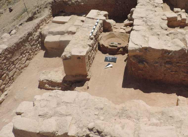 Εντυπωσιακό λίθινο τείχος αποκαλύφθηκε από την αρχαιολογική σκαπάνη στα Κούκλια της Πάφου