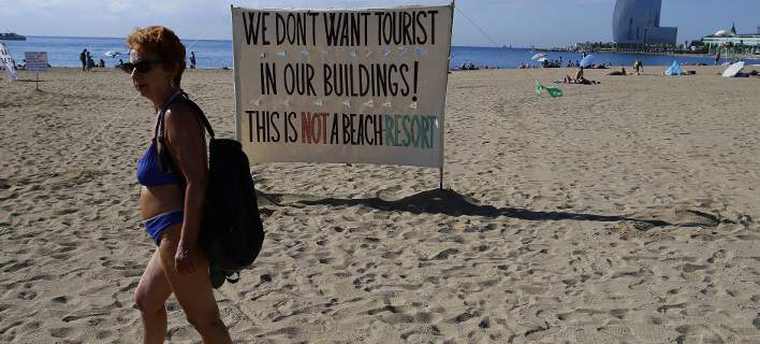 «Δεν είστε ευπρόσδεκτοι»: Κάτοικοι τουριστικών προορισμών απορρίπτουν τον μαζικό τουρισμό