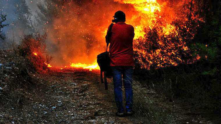 Μάχη για τον έλεγχο της πυρκαγιάς στη Ζάκυνθο