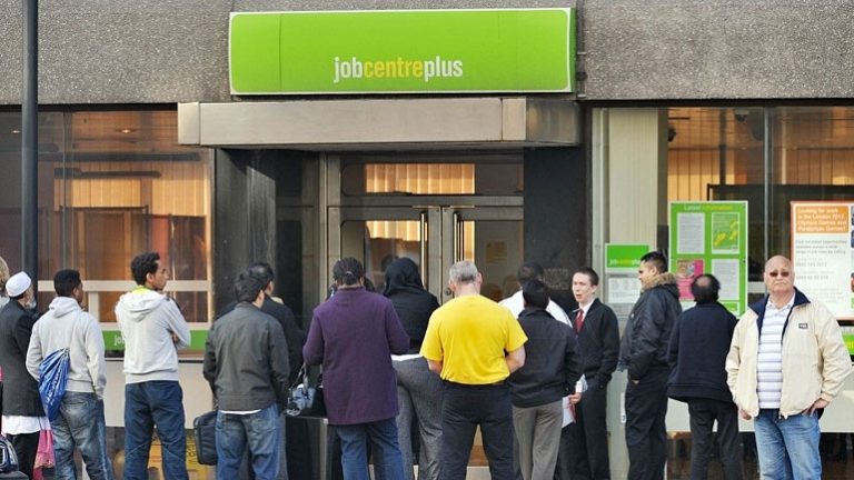 Στο χαμηλότερο ποσοστό από το 1975 η ανεργία στη Βρετανία