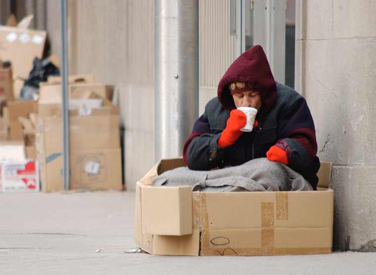 Eurostat: Αντιμέτωποι με τη φτώχεια ή τον κοινωνικό αποκλεισμό ένας στους τρεις Ελληνες