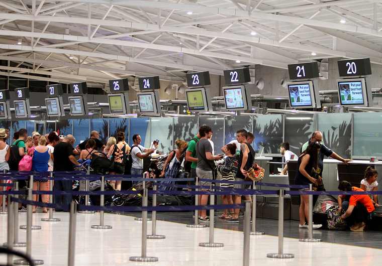 Ολα τα ρεκόρ έσπασε η επιβατική κίνηση στα αεροδρόμια της Κύπρου