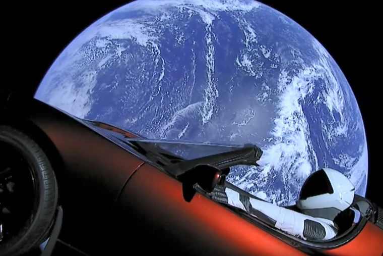 Το κόκκινο ηλεκτρικό Tesla Roadster κατευθύνεται πέρα από τον Αρη προς τη ζώνη των αστεροειδών