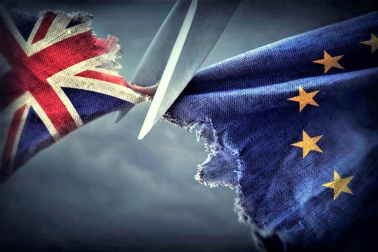 Η Βρετανία αποκλείει την παραμονή σε μια τελωνειακή ένωση με την ΕΕ μετά το Brexit