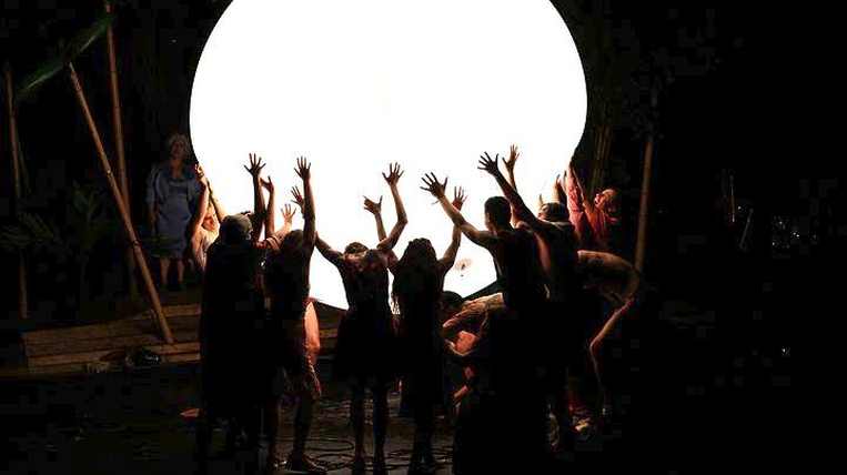 Οι Ορνιθες του Αριστοφάνη, σε σκηνοθεσία Νίκου Καραθάνου, «πετούν» στην Αμερική