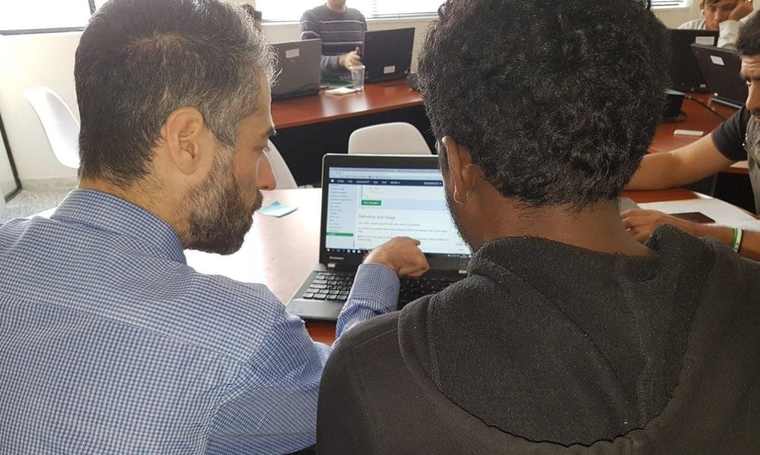 Πρόσφυγες, μετανάστες και μακροχρόνια άνεργοι εκπαιδεύονται στον προγραμματισμό και το web development