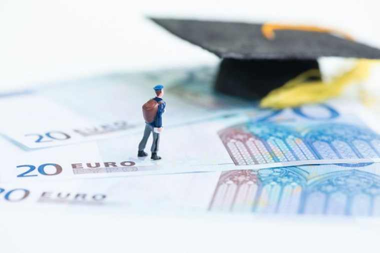 Οι Ελληνες γονείς δαπανούν πάνω από 3 δισ. ευρώ για εκπαίδευση