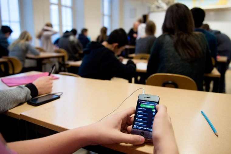 Τέλος τα κινητά για τους μαθητές στα σχολεία, με εγκύκλιο του υπουργείου Παιδείας