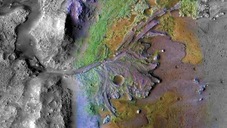 Μια τεράστια λίμνη νερού σε υγρή μορφή ανακαλύφθηκε στον Αρη