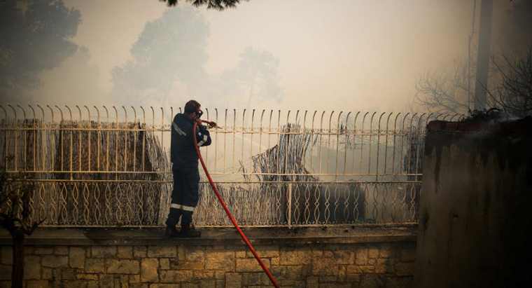 Μέτρα για τους κατοίκους που δοκιμάστηκαν από την πυρκαγιά, τουλάχιστον για 6 μήνες, ζητά η ΕΣΕΕ