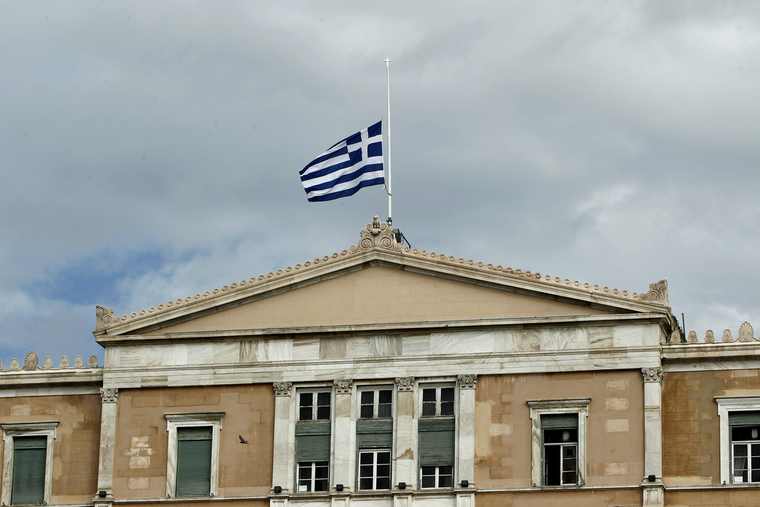 Μεσίστια η ελληνική σημαία για δεύτερη ημέρα