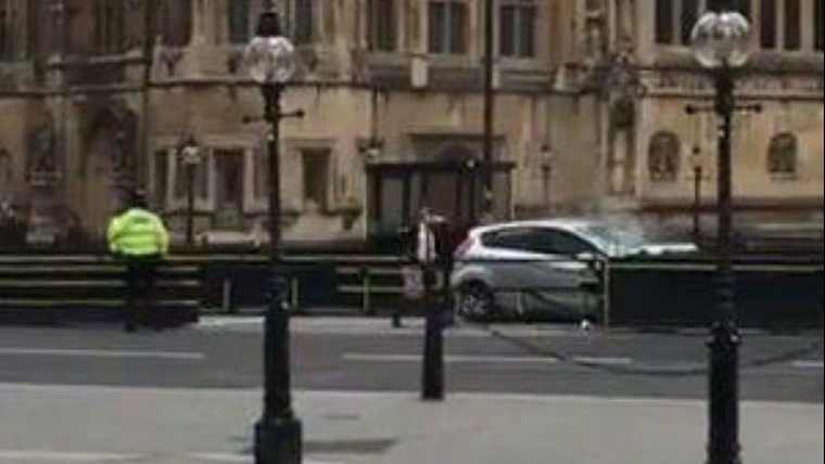 Αυτοκίνητο έπεσε στα οδοφράγματα στο κοινοβούλιο του Λονδίνου