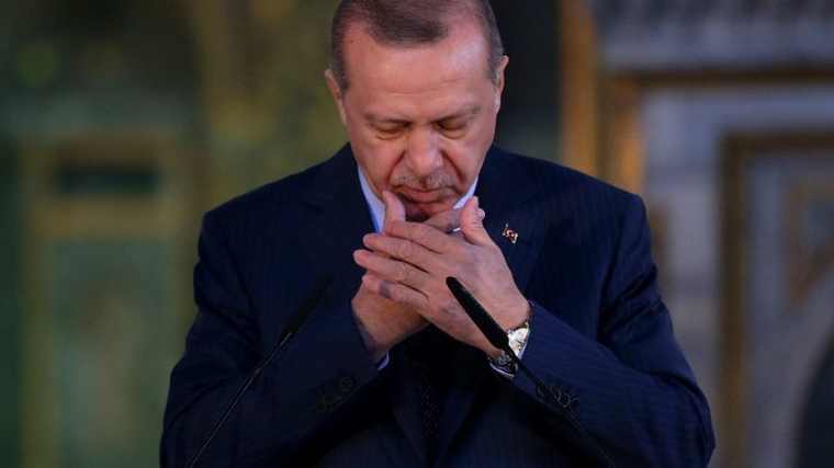 H τουρκική λίρα καταρρέει και ο Ερντογάν προσεύχεται