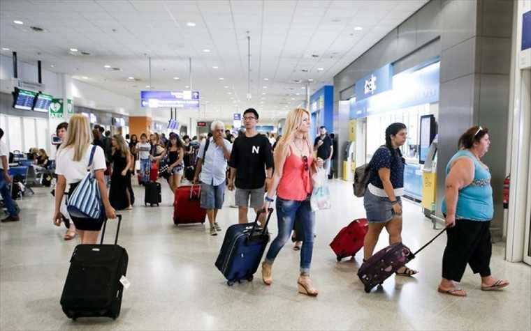 Ανοδικά κινήθηκαν και τον Ιούλιο οι αεροπορικές αφίξεις τουριστών φτάνοντας το 9,8%