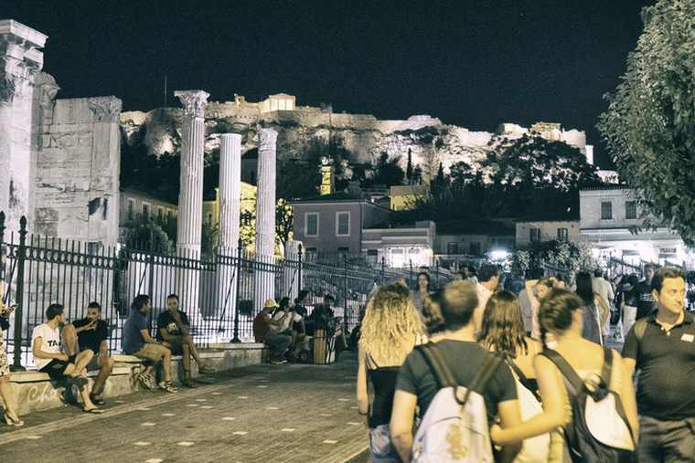 EΣΕΕ: Οι Ελληνες είναι ο βασικός αιμοδότης του τουρισμού με 2 δισ. ευρώ