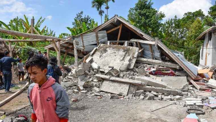 Περισσότεροι από 1.500 νεκροί και 1.000 οι αγνοούμενοι από τον σεισμό και το τσουνάμι στην Ινδονησία