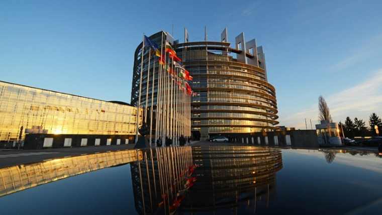 Στην ολομέλεια του Ευρωκοινοβουλίου το σκάνδαλο Facebook-Cambridge Analytica