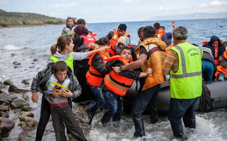 Bloomberg: Καταστροφικοί οι χειρισμοί της ΕΕ για την αντιμετώπιση της εισροής προσφύγων