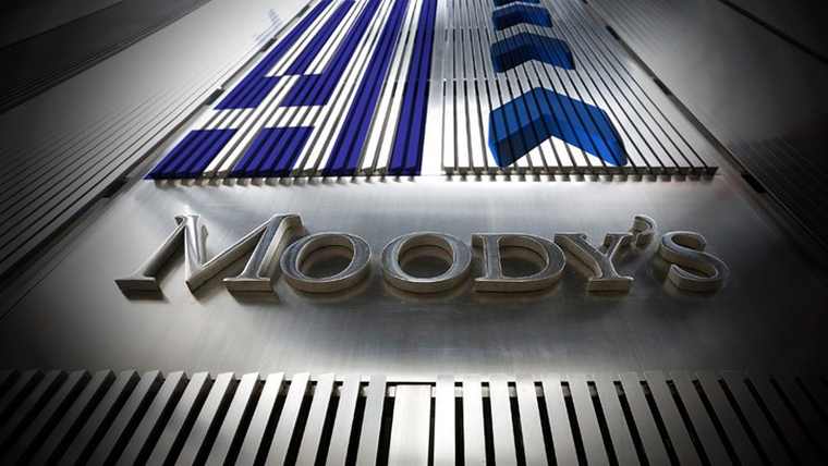 Moody’s: Θετική για το αξιόχρεο των ελληνικών τραπεζών η πλήρης κατάργηση των περιορισμών στις αναλήψεις μετρητών
