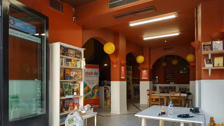 Πρώην μπαρ της Πλατείας Θεάτρου γίνεται η πρώτη πολυγλωσσική βιβλιοθήκη