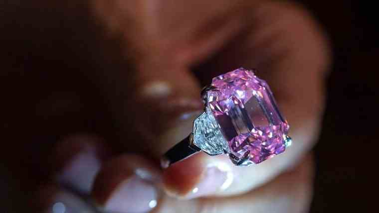 Το διαμάντι “Pink Legacy” πωλήθηκε έναντι 44,3 εκατ. ευρώ