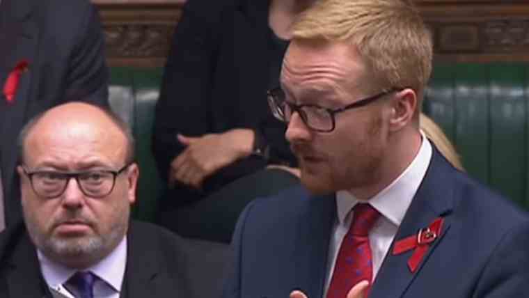 Ο 32χρονος βρετανός βουλευτής Λόιντ Ράσελ Μόιλ, αποκάλυψε στο κοινοβούλιο ότι είναι οροθετικός