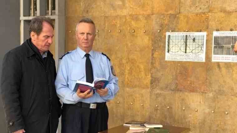 Αστυνομικοί συγκεντρώνουν βιβλία για να τα μοιράσουν σε κρατούμενους φυλακών