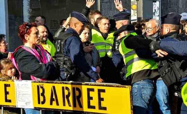 Σκληραίνει τη στάση της η γαλλική κυβέρνηση απέναντι στα «Κίτρινα γιλέκα»