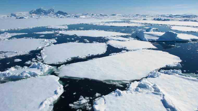 Οι πάγοι της Γροιλανδίας λιώνουν τέσσερις φορές πιο γρήγορα