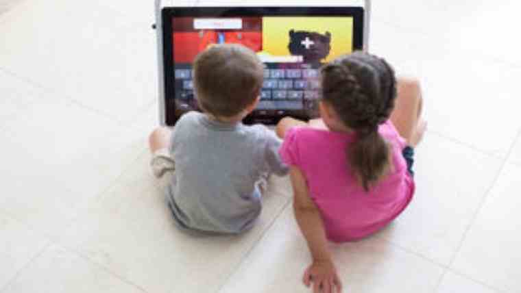 Οι πολλές ώρες μπροστά από οθόνες καθυστερούν την ανάπτυξη των παιδιών