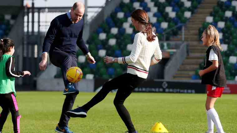 Παίζοντας μπάλα με τον Δούκα και την Δούκισσα του Κέιμπριτζ στη Βόρεια Ιρλανδία
