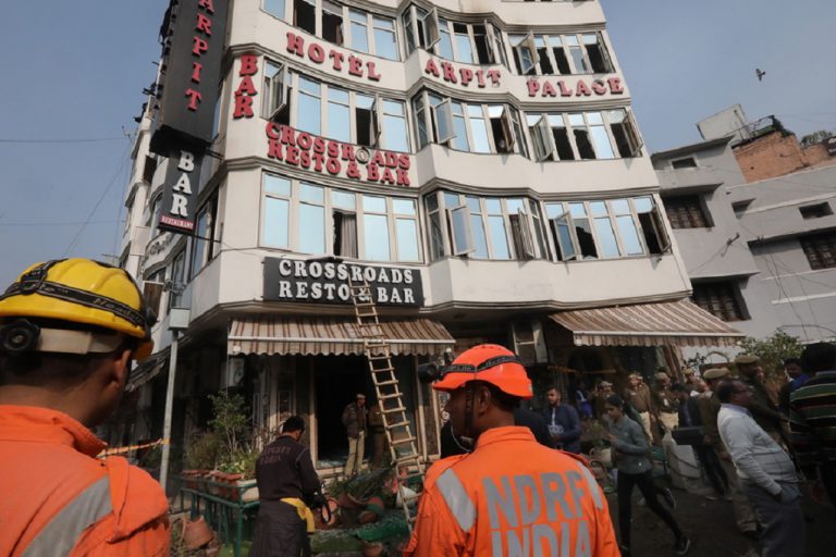 Τραγωδία στην Ινδία: Τουλάχιστον 17 νεκροί από πυρκαγιά σε ξενοδοχείο στο Νέο Δελχί