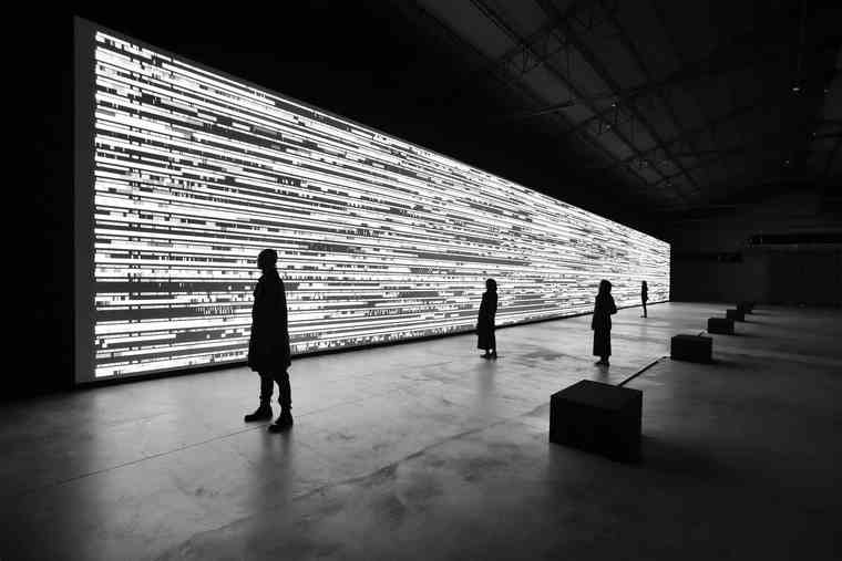Η digital art εγκατάσταση του Ριότζι Ικέντα στη Στέγη
