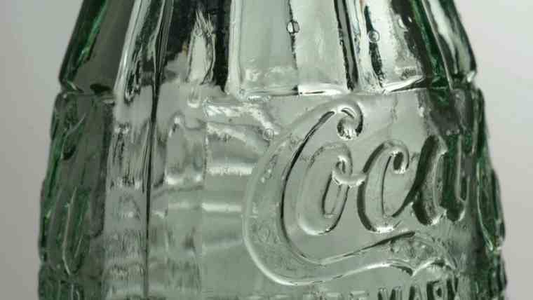 Σε δημοπρασία ένα από τα πρωτότυπα γυάλινα μπουκάλια Coca-Cola