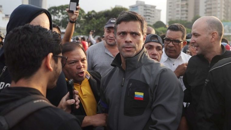 Βενεζουέλα: Η απρόσμενη επιστροφή του ηγέτη της αντιπολίτευσης Λ. Λόπες θα αλλάξει τα δεδομένα;