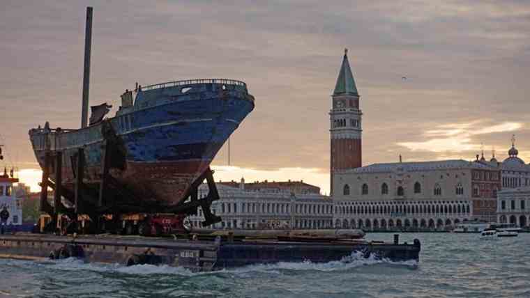 Ο «Πλωτός Τάφος» των μεταναστών στη Μεσόγειο εκτίθεται στη Μπιενάλε της Βενετίας