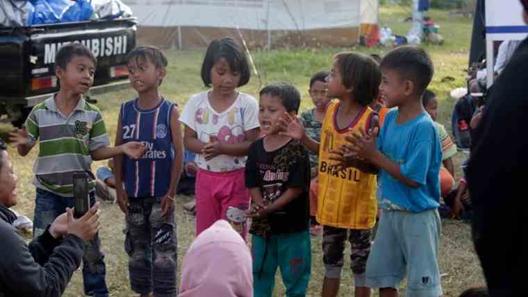 Τα παιδιά που μεγαλώνουν σε ένα «χωριό χωρίς μητέρες», στην Ινδονησία