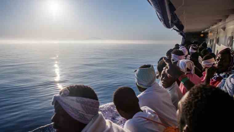 Δεκάδες μετανάστες αποβιβάστηκαν στη Μάλτα και τη Λαμπεντούζα