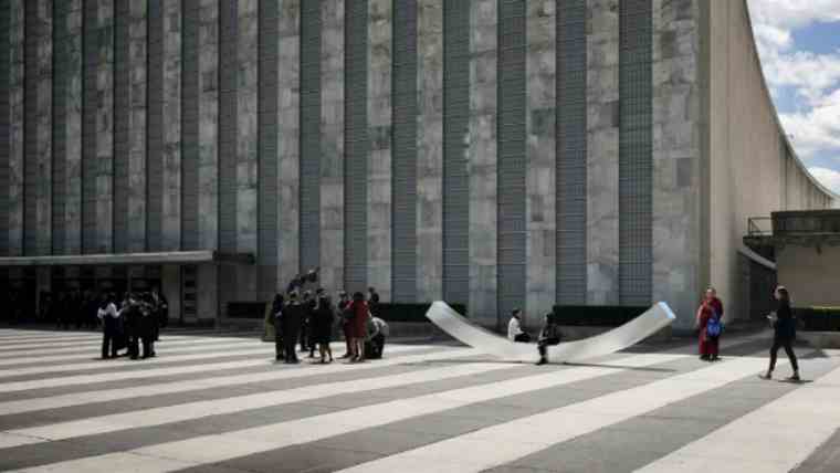 Το «Παγκάκι της ειρήνης» μπροστά από τα γραφεία του ΟΗΕ
