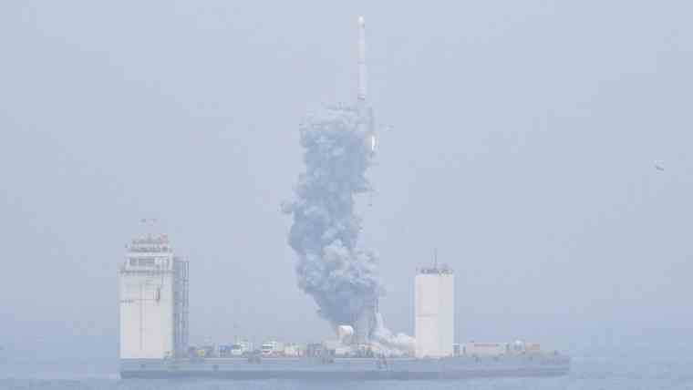 Η Κίνα έστειλε με επιτυχία στο διάστημα ένα πύραυλο από μια πλωτή εξέδρα στην θάλασσα