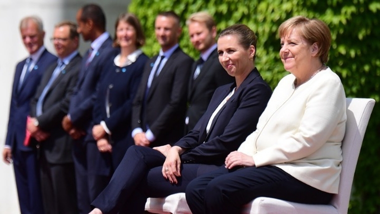 Καθιστή καλωσόρισε την πρωθυπουργό της Δανίας η Μέρκελ μετά τα επεισόδια τρόμου