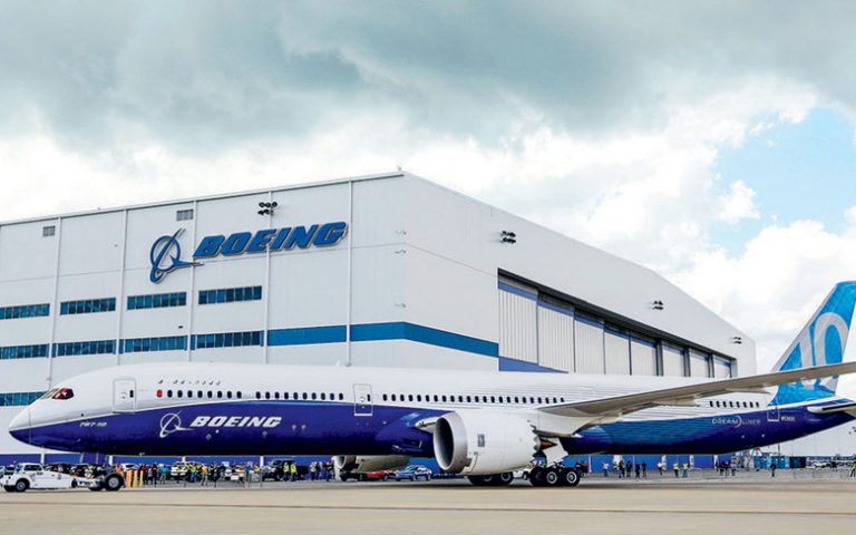 Bloomberg: Οι αστοχίες στα ηλεκτρονικά συστήματα της Boeing οφείλονται στην απειρία των εργαζομένων