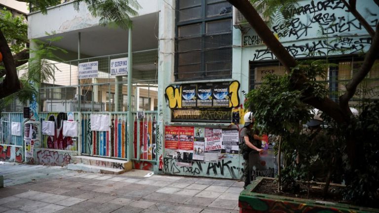 Οι «Kαλποθήρες εμπρηστές» ανέλαβαν την ευθύνη για την κλοπή της κάλπης από το εκλογικό κέντρο των Εξαρχείων