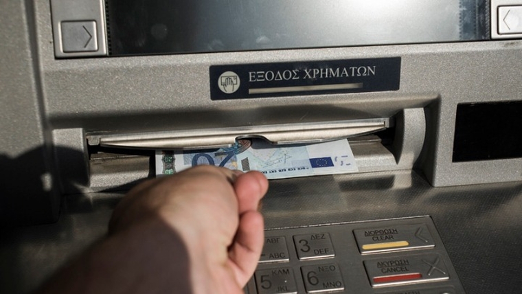 Αυξάνονται έως και 3 ευρώ οι χρεώσεις για αναλήψεις από ΑΤΜ άλλων τραπεζών
