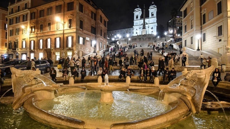 Η Ρώμη απαγορεύει στους τουρίστες να κάθονται στα διάσημα σκαλοπάτια της Τρινιτά ντέι Μόντι